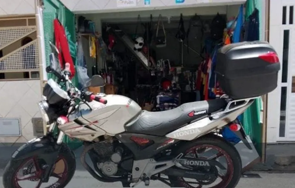 A moto roubada era o veículo de transporte do vigilante e ele espera poder recuperá-la (Foto: Reprodução)