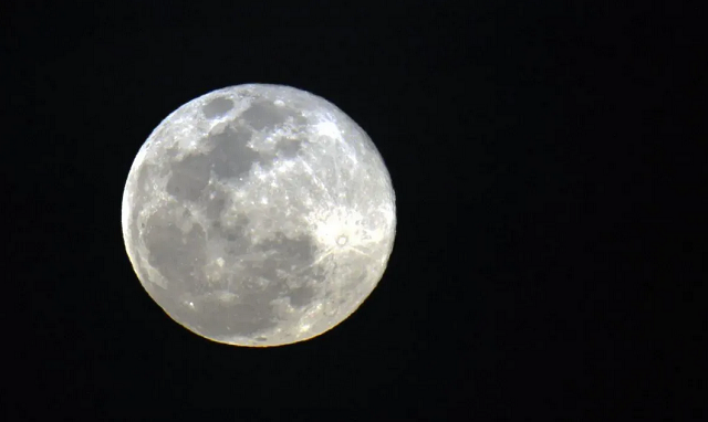 A Lua começará a aparecer no céu por volta das 15h25 (Foto: Marcello Casal Jr/Agência Brasil)