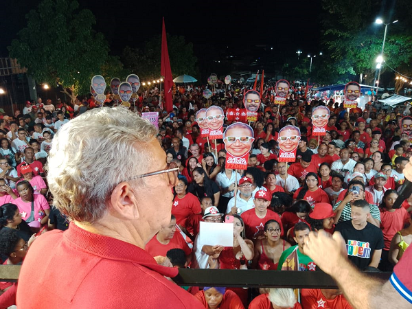 Candidato do PT à prefeitura de Camaçari, Luiz Caetano, líder em todas pesquisas e com fortes chances de vitória no primeiro turno (Foto: Marcelo Franco)