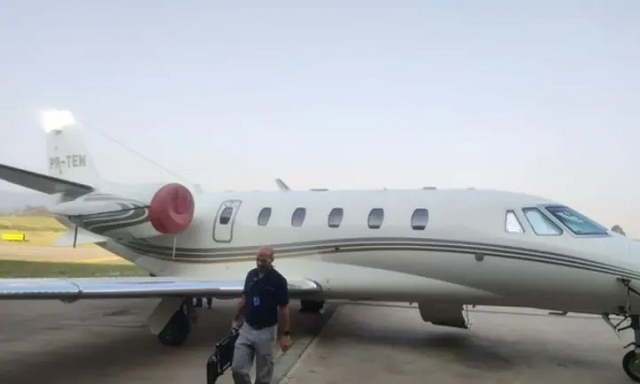Um avião do cantor foi um dos bens sequestrados em operação policial (Foto: Reprodução)