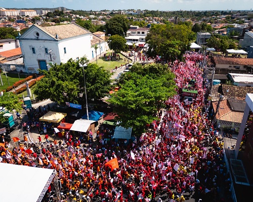 Segundo a coordenação da campanha, cerca de 10 mil pessoas acompanharam o evento ao lado do candidatio petista - Divulgação