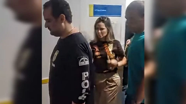 Deolane Bezerra sendo conduzida de volta à prisão por policiais (Foto: Instagram/Reprodução)