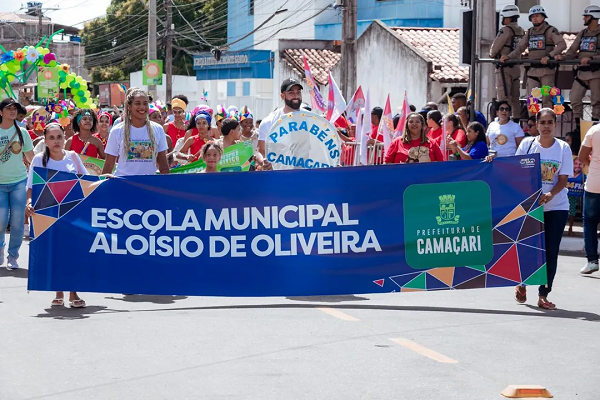 O desfile contou com a participação de aproximadamente 1.500 estudantes (Foto: Divulgação)