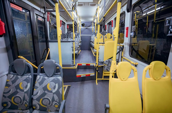 Primeira unidade a chegar no município foi fabricada pela empresa Eletra, é 100% elétrico, mede cerca de 12 metros de comprimento e tem capacidade para 70 passageiros (Foto: Tiago Pacheco)