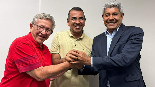 Candidado a prefeito de Camaçari, Luiz Caetano ao lado do vereador Júnior Borges e do governador Jerônimo Rodrigues (Foto: Taiana Belmonte)