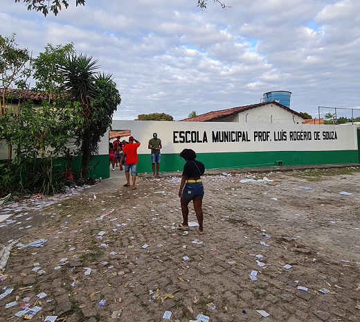 voto nulo aparece como uma forma de protesto silencioso, assim como as abstenções.