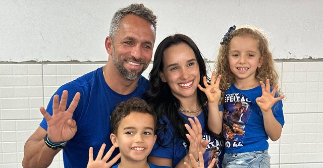 Candidato a prefeito de Camaçari Flávio Matos (União) votou acompanhado da família (Foto: Divulgação/Rede Soacial)
