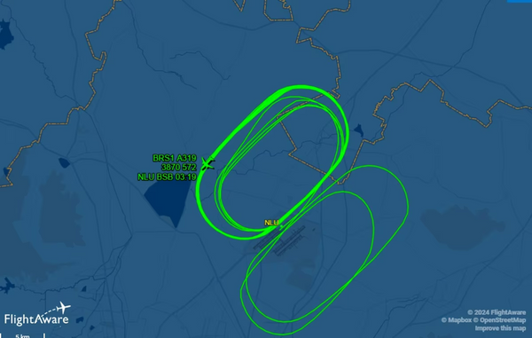 Imagem de rastreamento do voo do avião do presidente Lula voando em círculo no México (Foto: Reprodução)