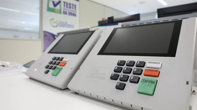 Em Camaçari, apesar dos diversos atrasos causados por falhas temporárias nas urnas eletrônicas, não houve substituição de equipamentos até o o último boletim do TRE (Foto: Reprodução)