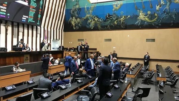 Sessão desta terça-feira, 22, foi marcada por desentendimentos e provocações. Luiz Caetano e Flávio Matos disputam segundo turno em Camaçari - Foto: Shirley Stolze / AG. A TARDE / Kevin Klay / A TARDE Play