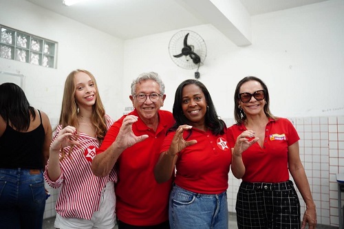 Caetano, com a filha, Maria Fernanda, a esposa, a deputada Ivoneide Caetano, e a candidata à Vice, Dea Santos - Foto: Wiliam Rocha