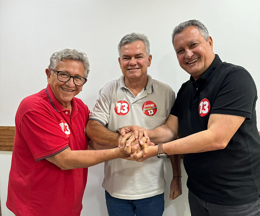 Candidato e prefeito de Camaçari, Luiz Caetano, o ex-vereador de Camaçari e ex-ouvidor-geral do município, Zé do Pão, ao lado de Caetano e do ministro da Casa Civil, Rui Costa (Foto: Divulgação)