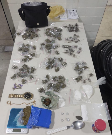 Com ele, foram encontrados meio tablete de maconha, 121 porções da erva, quatro pedras de crack e uma balança de precisão (Foto: Reprodução)