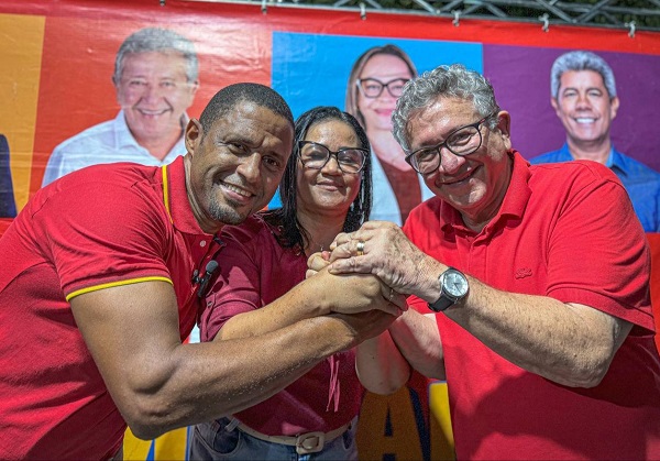 Sales - única vereadora eleita em Camaçari, entre seu padrinho político, o ex-vereador Val Estilos, e Luiz Caetano - Foto: Web Sales - única vereadora eleita em Camaçari, entre seu padrinho político, o ex-vereador Val Estilos, e Luiz Caetano - Foto: Web