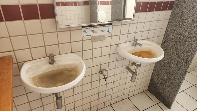 Banheiros em más condições (Foto: Reprodução/Agência Pública)