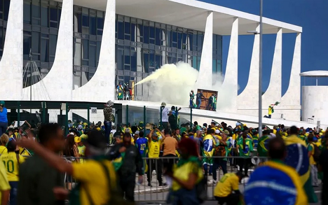 Grupo em atos golpistas em Brasília (DF) em 8 de janeiro de 2023 (Foto: Marcelo Camargo/Agência Brasil)
