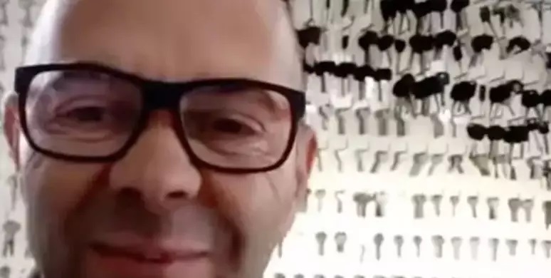 Apoiador de Bolsonaro, Francisco Wanderley Luiz era chaveiro no interior de Santa Catarina e concorreu a vereador pelo PL com o nome de Tiü França. Foto: Reprodução/Youtube / BBC News Brasil