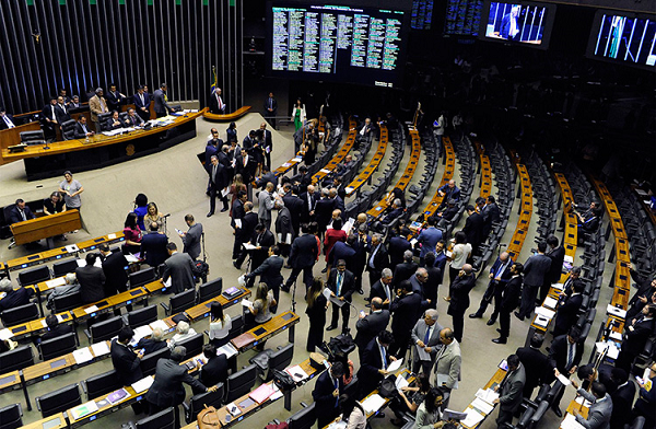 Erika Hilton, deputada federal pelo PSOL-SP, em discurso no plenário da Câmara (Foto: Mário Agra/Câmara dos Deputados)
