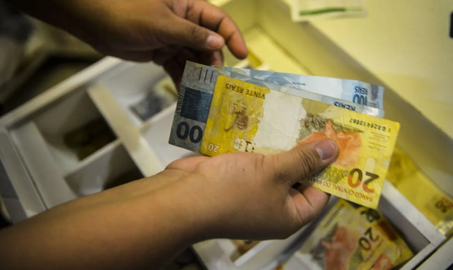 O décimo terceiro injetará R$ 321,4 bilhões na economia (Foto: Marcello Casal Jr/Agência Brasil)