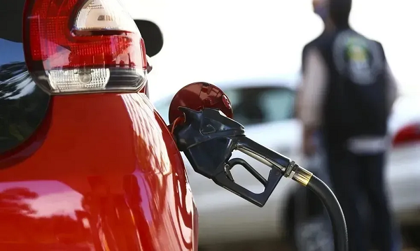 Em alguns postos na capital baiana, a gasolina comum foi encontrada com uma variação de preços entre R$ 6,30 a R$ 6,38 (Foto: Marcelo Camargo/Agência Brasil)