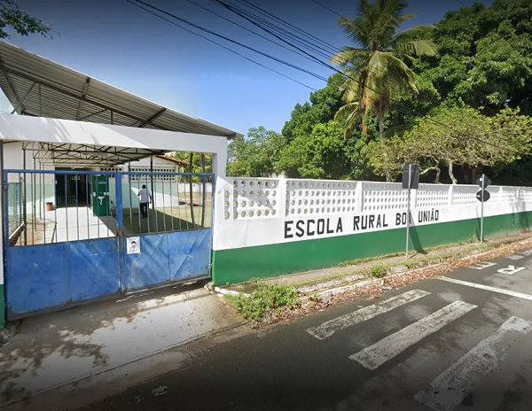 Caso aconteceu em escola no bairro de Abrantes (Foto: Google Street View)