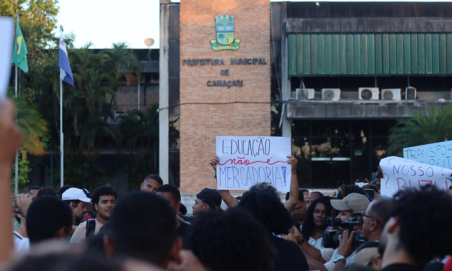 Manifestação teve início em frente à prefeitura e foi até o Viaduto dos Trabalhadores, onde foi marcada também pela queima do Judas, um ato simbólico de repúdio, em que bonecos representando o prefeito Elinaldo e seus aliados Jamessom e Flávio Matos foram queimados sob fortes gritos de protesto (Foto: Patrick Abreu/Destaque1)