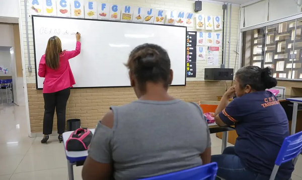 Parcela será destinada a estudantes do ensino médio da Educação de Jovens e Adultos (Foto: Geovana Albuquerque/Agência Brasília)