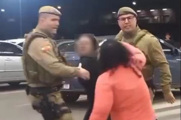 Vídeo chocante mostra a violência policial contra mãe e filha durante abordagem; entidades exigem punição severa aos responsáveis - Divulgação (print do vídeo)