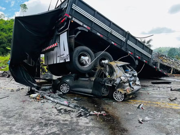 Acidente deixa ao menos 21 pessoas mortas em Minas Gerais (Foto: Reprodução/CBMG)