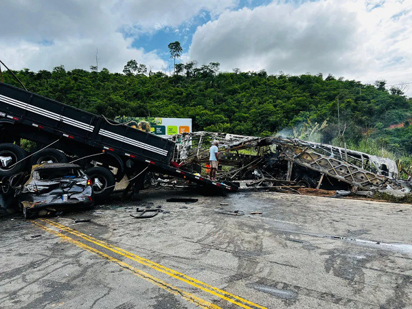A tragédia envolveu um ônibus que fazia o trajeto entre São Paulo e a Bahia, além de um carro e uma carreta, deixando dezenas de mortos e feridos (Foto: Reprodução)