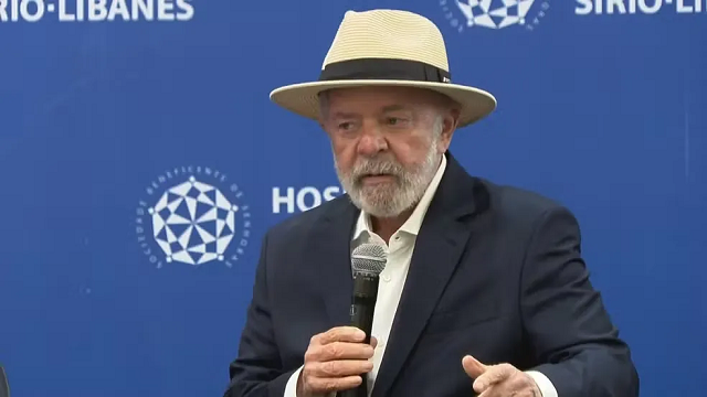 Presidente falou com jornalistas após a coletiva de imprensa dos médicos no Sírio Libanês (Foto: Reprodução/YouTube)