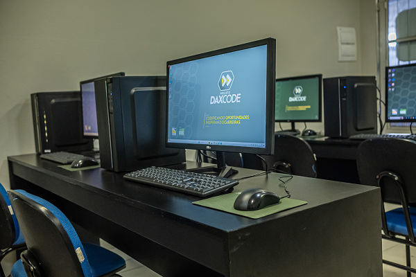 DAX Code tem como objetivo capacitar profissionais para atender à alta demanda do mercado de tecnologia da informação, que busca especialistas em programação e desenvolvimento (Foto: Divulgação)