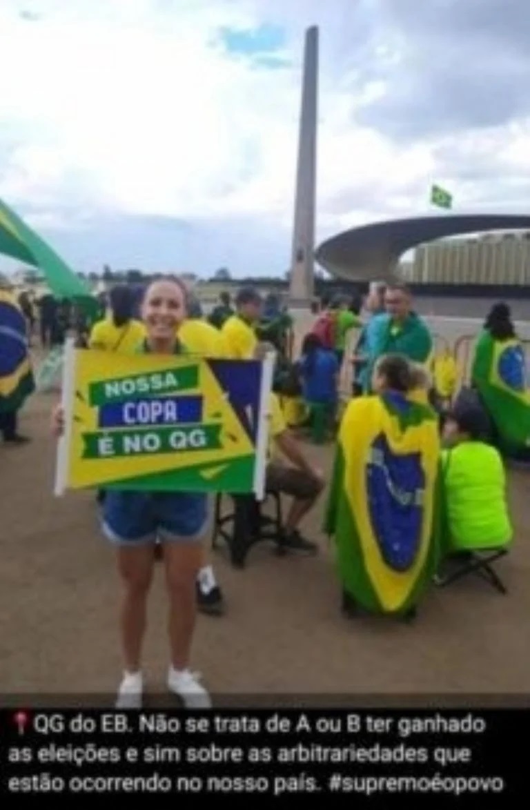 A PRF Vanessa Martins Félix no acampamento golpista do QG do Exército