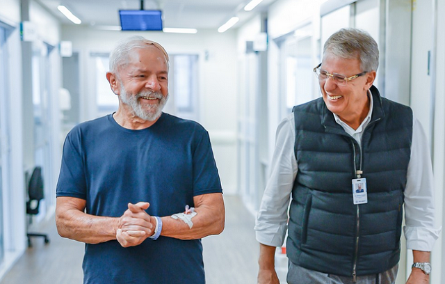 Presidente Luiz Inácio Lula da Silva (PT) caminha em hospital de SP após procedimento (Foto: Ricardo Stuckert/PR)