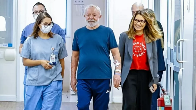 Presidente Lula caminhando nos corredores do Hospital Sírio-Libanês de São Paulo, ao lado de médicos e da primeira-dama, Rosângela Silva, a Janja (Foto: Reprodução)