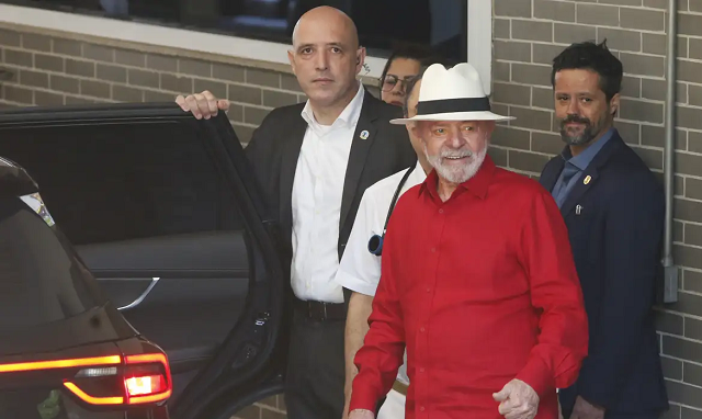 Presidente Luiz Inácio Lula da Silva durante saída do hospital Sírio Libanes acompanhado do Dr. Roberto Kalil, após exames (Foto: Paulo Pinto/Agência Brasil)