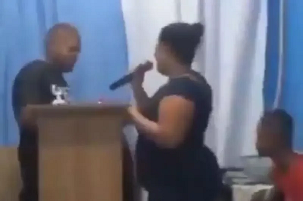 Esposa do pastor interrompeu o culto e revelou caso de traição (Foto: Reprodução/X)