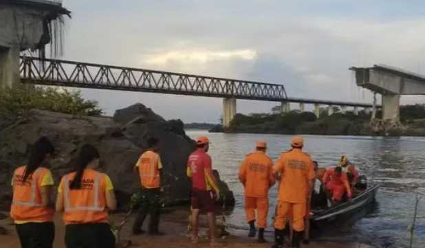 Ponte que liga os municípios de Estreito (MA) e Aguiarnópolis (TO) desabou (Foto: Corpo de Bombeiros)