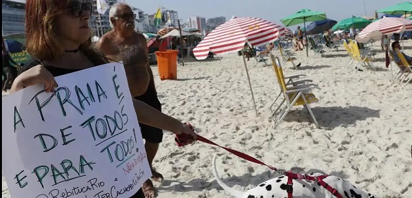 Cartaz contra a possível privatização de trechos das praias brasileiras (Foto: Fernando Frazão / Agência Brasil)