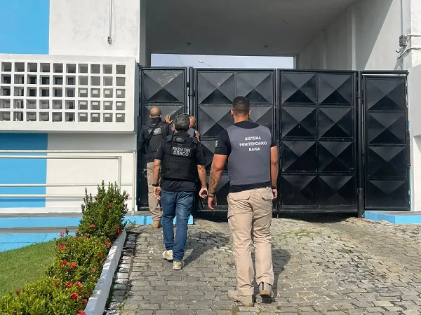 Além dela, o diretor adjunto e o coordenador de segurança do Conjunto Penal também foram afastados (Foto: Divulgação/Polícia Civil)