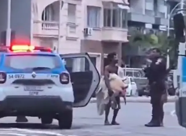 Policiais devolveram a tartaruga para o mar (Foto: Redes sociais)