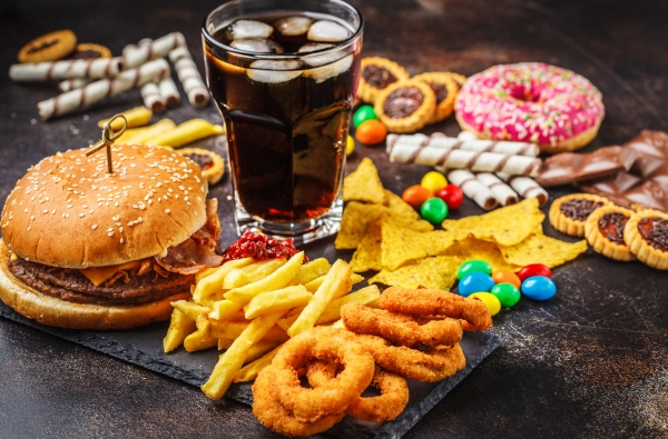 Consumo de alimentos ultraprocessados representa uma ameaça silenciosa à saúde dos brasileiros (Foto: Reprodução)