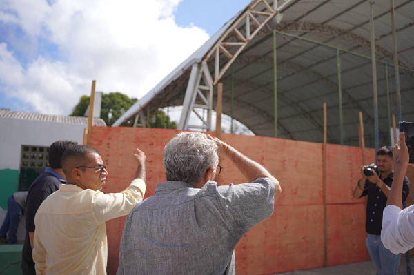 Acompanhado do secretário de Educação de Camaçari, Márcio Neves, vereadores e técnicos da Prefeitura, Caetano inspecionou unidades escolares enfrentam graves problemas estruturais, falta de manutenção e infraestrutura (Fotos: William Rocha)
