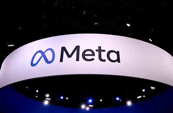 Logo da Meta exibido em um centro de convenções em Paris (Foto: Julien de Rosa/AFP)
