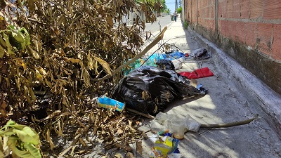 Ao longe se vê a distância para onde o container foi transferido, mas o lixo não incomodou o pessoal. Foto: Morador 