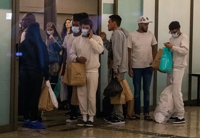 Os brasileiros da segunda leva de deportados dos Estados Unidos desembarcaram no Aeroporto Internacional de Confins (MG) por volta das 21h40 desta sexta-feira (7). (Foto: Cristiano Fonseca/Ato Press/Estadão Conteúdo)