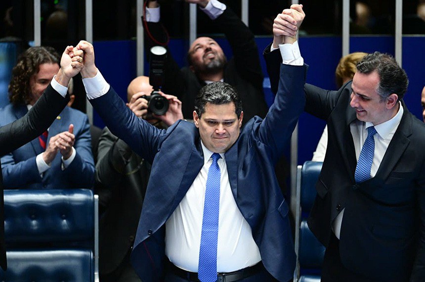 Davi, ao lado de Rodrigo Pacheco, comemora eleição no Plenário do Senado Fonte: Agência Senado