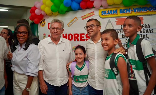 Com o prefeito, Luiz Caetano e a vice-prefeita, Dea Santos, o vereador licenciado, Professor Márcio, secretário de Educação de Camaçari, ladeado por alunos da Escola Anísio Teixeira. Foto: Patrick Abreu