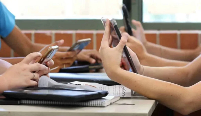 Sancionada no início de janeiro deste ano, a medida limitou o uso de dispositivos eletrônicos (Foto: Reprodução)