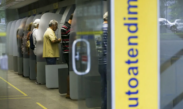 Bancos funcionam durante Carnaval? Confira expediente bancário